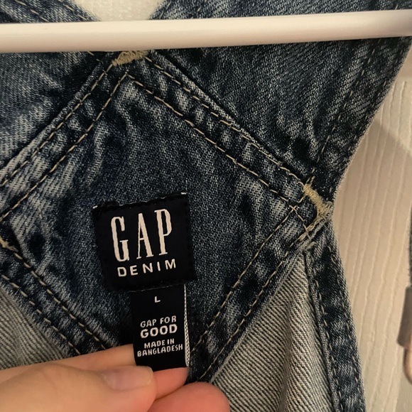 GAP Size Large Women’s Distressed Shortall Overalls Shorteralls Denim - Picture 4 of 4